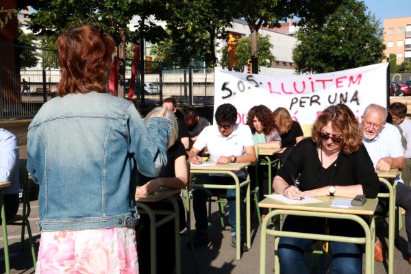 A Catalan language lesson in Girona taught outside to protest curriculum and academic year changes (by Gemma Tubert)